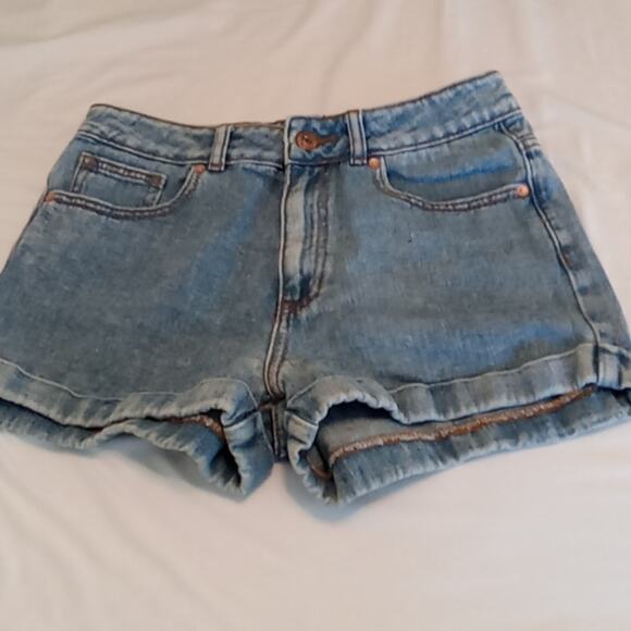 Bullhead Juniors size 5 Mom jean shorts with cuffs. - Picture 1 of 6